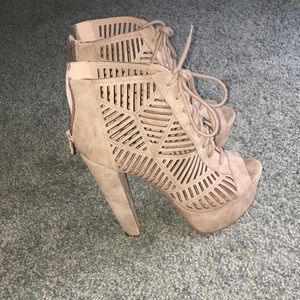 very easy to walk in 5 inch platform boots.